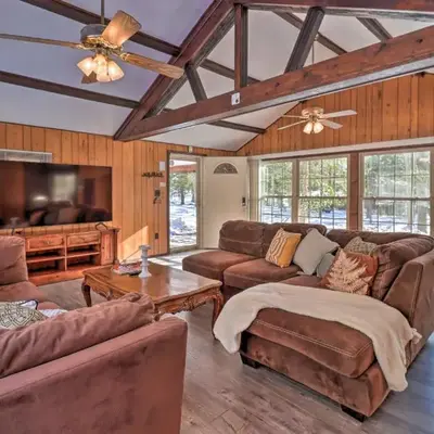 3 Mi to Slopes! Hot Tub Haven Near Lake Harmony