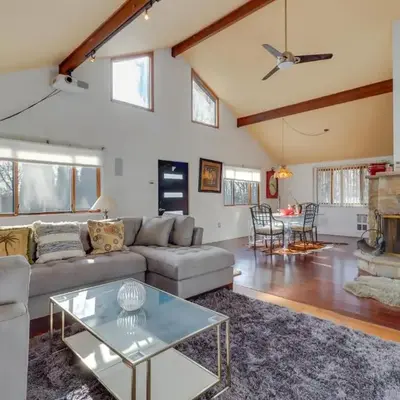 Cozy Pennsylvania Home with Pool Table and Pool Access