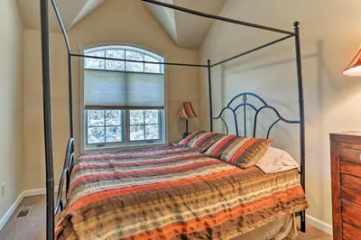 a bedroom with a bed and a window at Townhome with Grill Less Than 1 Mi to Big Boulder Mountain in Lake Harmony