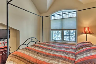 a bedroom with a bed and a window at Townhome with Grill Less Than 1 Mi to Big Boulder Mountain in Lake Harmony