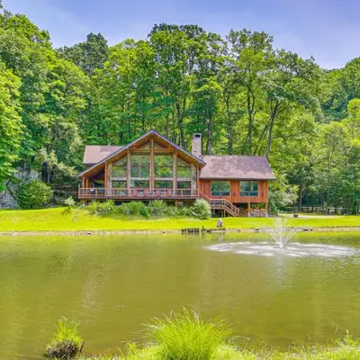 Secluded Cabin with Boats Less Than 6 Mi to Jenny Jump!