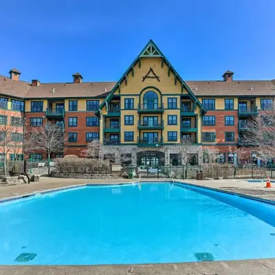 Luxe Apt Ski-inandSki-out Slopeside Retreat!