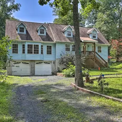 5 Mi to Camelback Henryville Home with Hot Tub!
