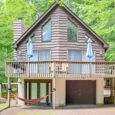 Fire Pit and Games! Secluded Chalet 30 Mi to Montage