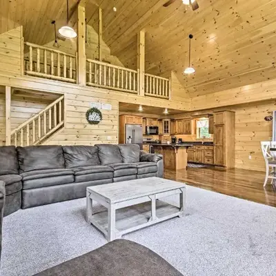 Lake View and Hot Tub Wrightsville Cabin!
