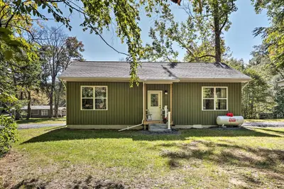 a green house with a lawn at 16 Mi to Ski Slopes! Creekside Poconos Cottage in Brodheadsville