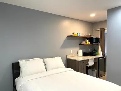 a bedroom with a bed and a small kitchen at AF Stays - Philadelphia 1212 Mt Vernon St in Philadelphia