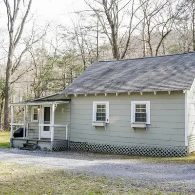 Camelback cottage - on ONE ACRE & near local attractions