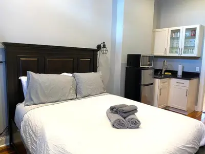 a bedroom with a bed with towels on it at AF Stays - Philadelphia 1224 Mt Vernon St in Philadelphia