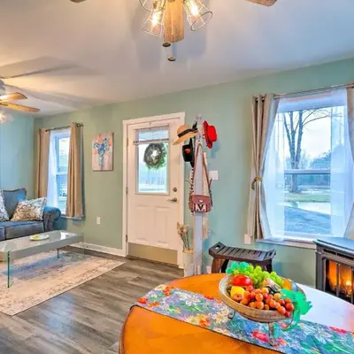 Unwind Fireside! Poconos Cottage 12 Mi to Slopes