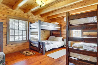 a bedroom with two bunk beds in a log cabin at Quiet Snow Estate Retreat in the Poconos in Nay Aug