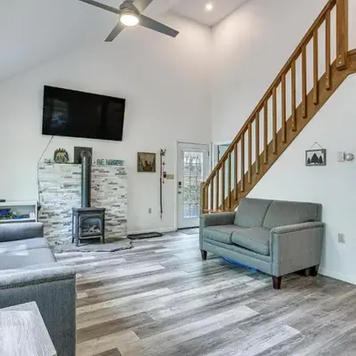 Screened Porch and Deck Pet-Friendly Poconos Escape