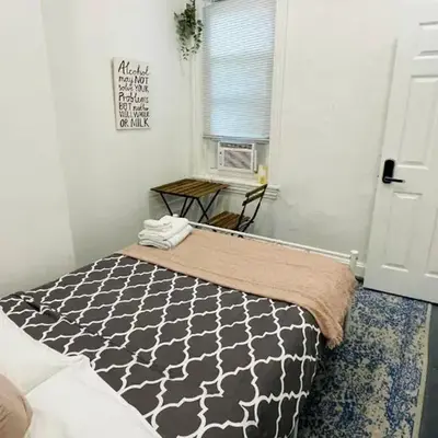 Oui on Ludlow - Entire House and Private Rooms in University City