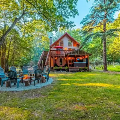 3 Mi to Slopes! Poconos Chalet with Hot Tub and Sauna