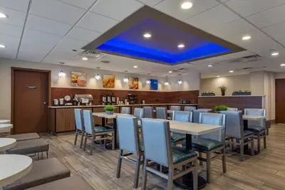 a restaurant with tables and chairs and a bar at Comfort Inn Horsham - Philadelphia in Horsham