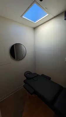 a room with a window and a mirror on the wall at Nap York Central Park Sleep Station in New York