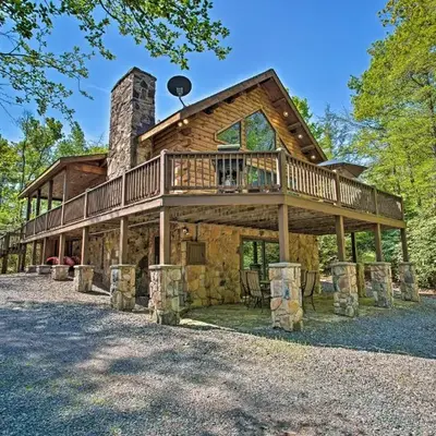 Fire Pit and Hot Tub Poconos Family Cabin!