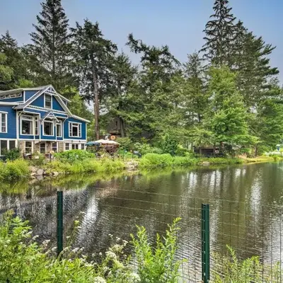 Lakefront Poconos Retreat with Hot Tub