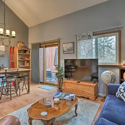 Pet-Friendly Townhome with Community Hot Tub!