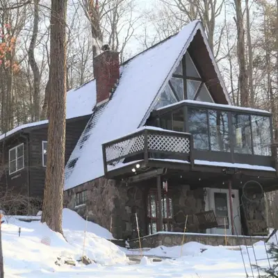 Escape in our Rain-Forest A-Frame Retreat with Hot Tub at The Kairos Cabin