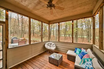 Gallery image of Chic Poconos Getaway with Deck and Home Theater! in Pocono Pines