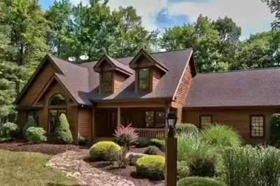 a wooden house with a gambrel roof at NEW Contemporary Chalet 5 Bed/3 Bath in Split Rock in Lake Harmony