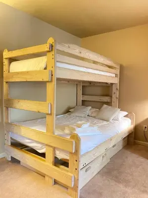 a bedroom with two bunk beds in a room at NEW Contemporary Chalet 5 Bed/3 Bath in Split Rock in Lake Harmony