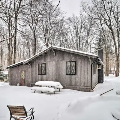 Near Skiing Pocono Lake Cabin with Screened Patio