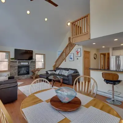 Large Deck and Resort Amenities Lake Ariel Retreat
