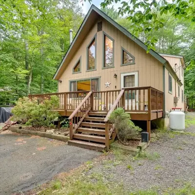 Lake Access and Decks Pet-Friendly Poconos Cabin!