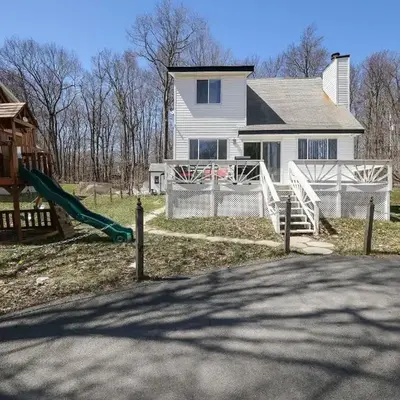 Cozy Poconos Mountain House with 3 bedrooms