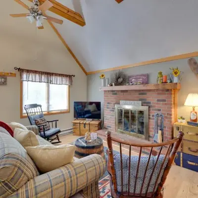 Walk to Beach Pocono Lake Cabin with Pool Access!