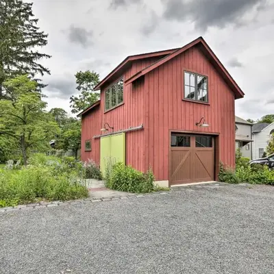 Barn-Like Studio Suite with Flowering Garden!
