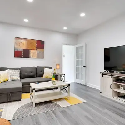 about 4 Mi to Downtown Philadelphia Cozy Retreat