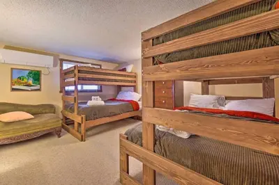 a bedroom with two bunk beds in a room at Ian's Camelback House in Tannersville