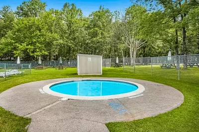 a small pool in the middle of a yard at The Cozy Cabin in Albrightsville