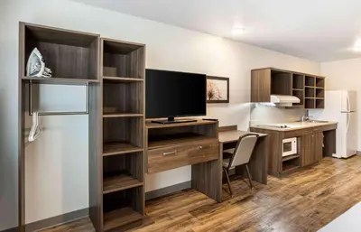 a room with a desk with a tv and a desk sidx sidx sidx at Extended Stay America Suites - Philadelphia - Plymouth Meeting - West in Plymouth Meeting