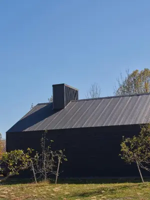 a black barn with a metal roof at Inness in Accord