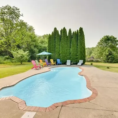 Calm Columbia Haven Outdoor Pool