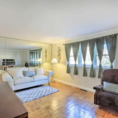 Cozy Townhome about 12 Mi to Downtown Philly!