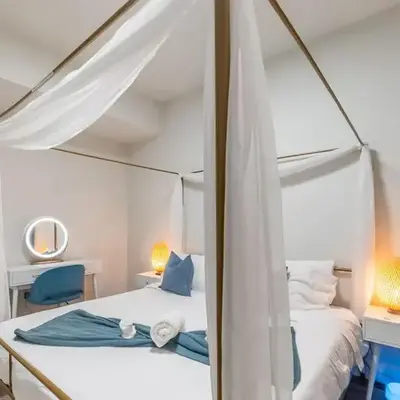 Blue Breakaway with Free Parking and Sleeps 9
