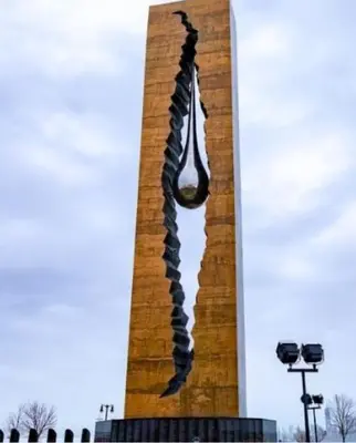 a statue of a seahorse on the washington monument at Classical Isbills Row House close to NYC in Bayonne