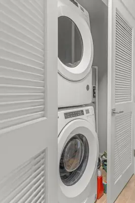 a washing machine and a microwave in a room at Pure Relaxation-Luxury/Roof Top* in Philadelphia