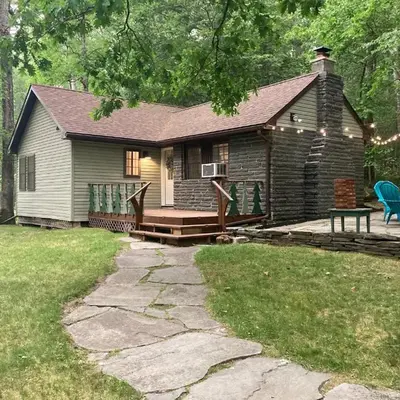 Peaceful Seasonal Wooded Cottage close to everything