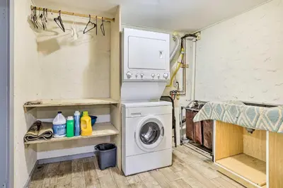 a laundry room with a washing machine and a washer at Family Vacation Rental 18 Mi to Philadelphia in Gibbstown