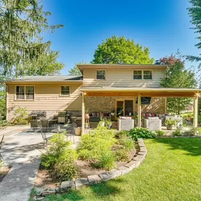 3 Mi to Lake Redman Home with Furnished Pergola!