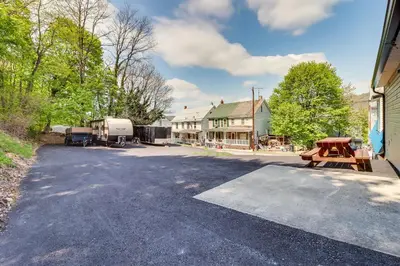 an empty parking lot with a house and a picnic table at 7 Mi to Whitewater Rafting Cozy Lansford Cabin! in Barnesville